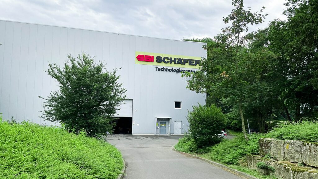 Kuva SSI Schäferin teknologiakeskuksen seinästä, jossa Schäferin logo